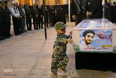 حضور رهبر معظم انقلاب در کنار پیکر شهید حججی