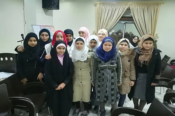 بالصور...تلاوة فتاة إیرانیة قارئة للقرآن في محافل قرآنية بسوريا
