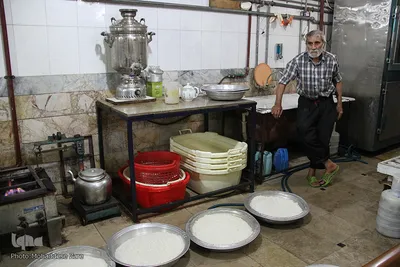 آماده سازی (غذای نذری) درآشپزخانه حسینیه موسی ابن جعفر علیه السلام  در مشهد
