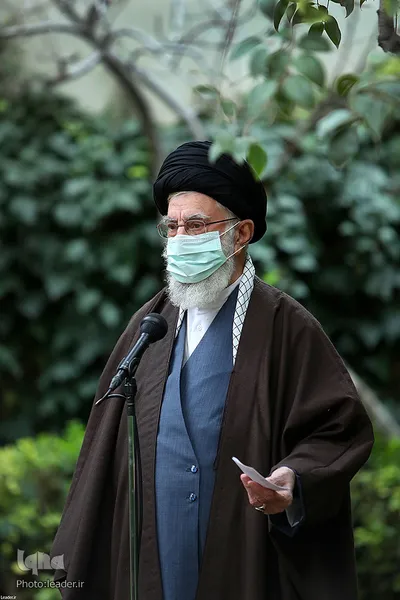 کاشت دو نهال میوه توسط رهبر معظم انقلاب
