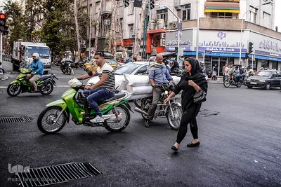 حمل غیر مجاز بار و عدم تعادل کافی برای حفظ بار و وسیله نقلیه، نداشتن کلاه ایمنی راکبین موتور سیکلت ها