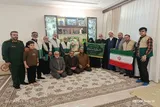 اهدای پرچم جلسات خانگی قرآن به خانواده شهید «امیرحسین طولابی»