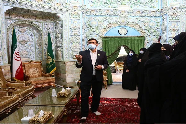آغاز تورهای حرم‌شناسی در قم با حضور دختران دبیرستانی