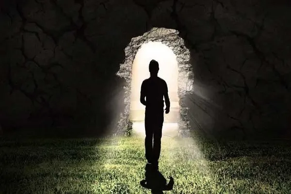 مَنْ أَخْطَأَهُ سَهْمُ الْمَنِيَّةِ قَيَّدَهُ الْهَرَمُ