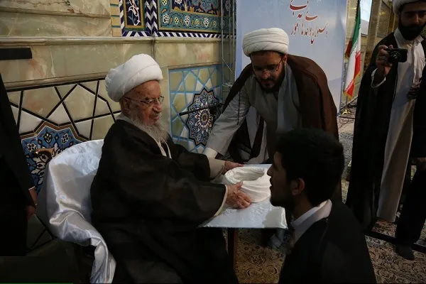 جمعی از طلاب توسط آیت‌الله مکارم شیرازی معمم شدند