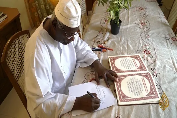 أستاذ جامعي سوداني يخطّ القرآن بيده في 4 سنوات