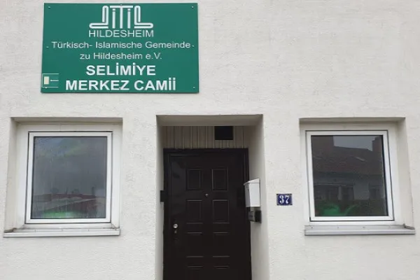 Almanya'da DİTİB camisine taşlı saldırı