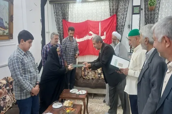 اعطای سند افتخار بازسازی عتبات عالیات به ۲ خانواده آزادشهری