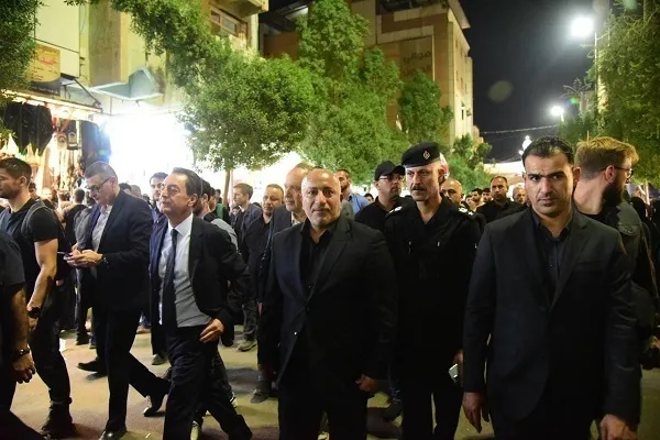 O embaixador francês no Iraque durante a caminhada de Arbaeen + foto