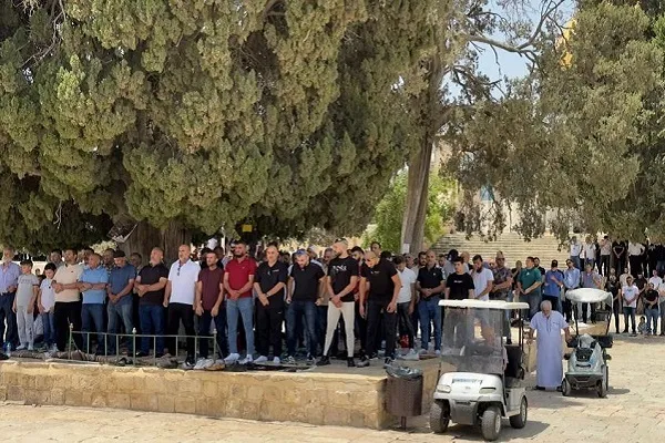 40.000 personas realizan las oraciones del viernes en la mezquita de Al-Aqsa