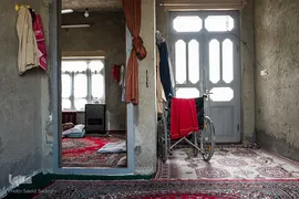 کریم دو‌جی متولد 1339 است. او بیست و سه سال پیش در شرکت خاویار شیلات گمیشان، استان گلستان کار می‌کرد. در یکی از روزهایی که به صید ماهی رفته بود پاهایش به طناب بزرگ لنج گیر می‌کند و یک شبانه روز به صورت معلق می‌ماند.