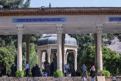 گلباران آرامگاه حافظ