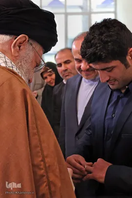 تجلیل رهبر انقلاب از پهلوان علیرضا کریمی