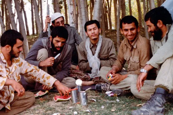 آب خوردن از یک قوطی خالی