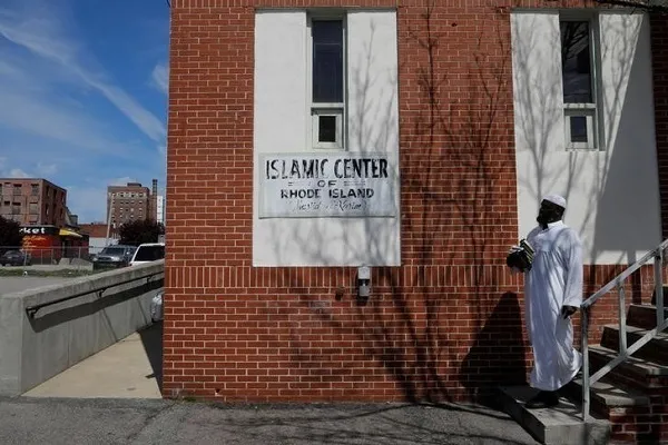 Lalaking Binaril at Nasugatan sa Labas ng Moske sa Rhode Island