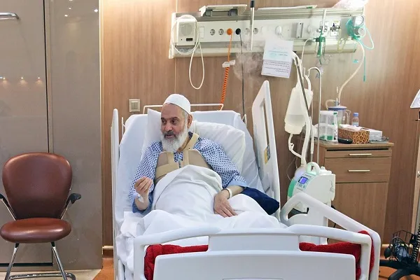 عیادت مدیران شبکه قرآن از آیت‌الله حسینی بوشهری