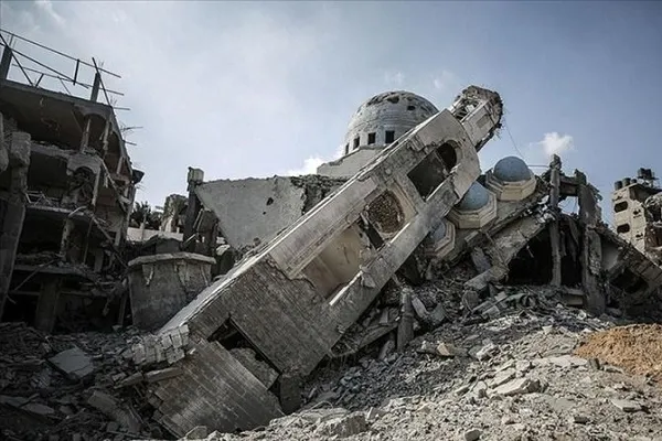İsrail bir camiyi daha bombaladı