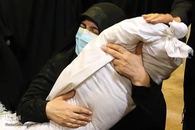 وداع خانواده سردار شهید عبدالله اسکندری با پیکر مطهر سیدالشهداء مدافعین‌حرم استان فارس