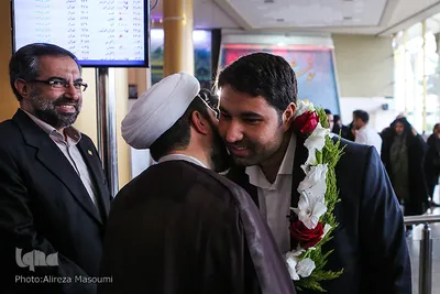 مراسم استقبال از مختار دهقان نفر دوم مسابقات بین اللملی قرائت قرآن کریم در مالزی با حضور جمعی از اساتید قرآنی عصر امروز 23 اردیبهشت ماه در فرودگاه شهید هاشمی نژاد مشهد برگزار شد .