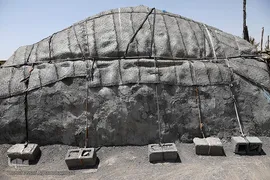 توزیع ۳۰۰بسته معیشتی اقلام ضروری مواد غذایی «هم نمک» میان خانواده های بی بضاعت و محروم روستاهای جازموریان، در جنوب کرمان