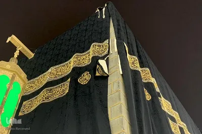 مسجدالحرام در نخستین روز آغاز مناسک حج امسال، شامگاه گذشته شاهد تعویض پرده مقدس کعبه بود.