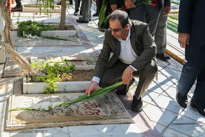 گلباران قبور شهدا به مناسبت آغاز هفته دولت