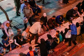 سفره افطاری ساده در بازار پانزده خرداد