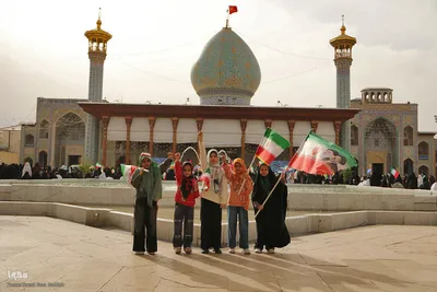 دختران «جان‌فدای ایران» در حرم شاهچراغ(ع)