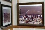 شهید چمران در کنار رزمندگان در حال اقامه نماز است.