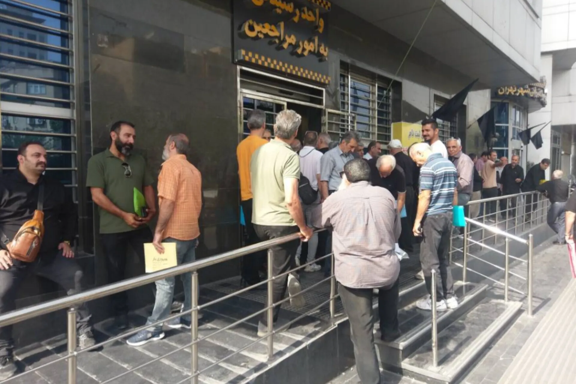 حضور تاکسیرانان متقاضی تاکسی‌های برقی برای دریافت تسهیلات بانکی خرید آیون