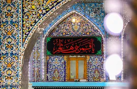 نصب پرچم های سیاه در آستان مقدس امام حسین(ع)