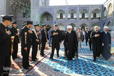تعویض پرچم گنبد بارگاه رضوی در روز ولادت حضرت رضا(ع)