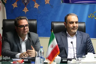 فرخی، معاون هماهنگی امور اقتصادی و خزائی پور، مدیر روابط عمومی استانداری مرکزی در نشست خبری استاندار مرکزی بمناسبت دهه فجر