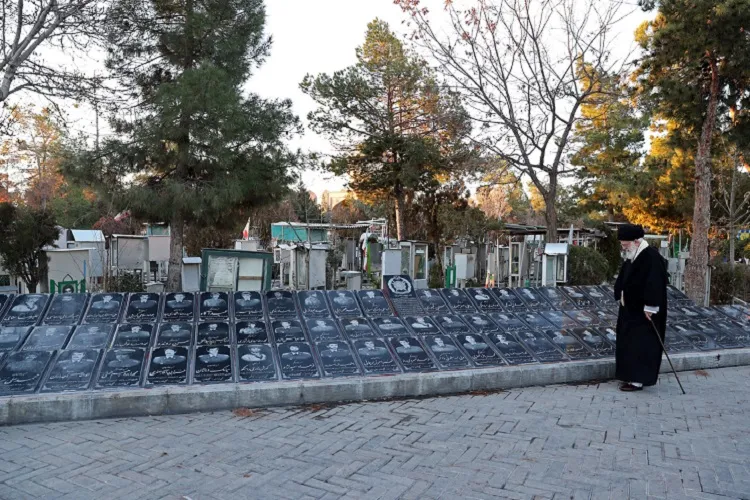 انتقاد رهبر معظم انقلاب از یکسان‌سازی قبور شهدا