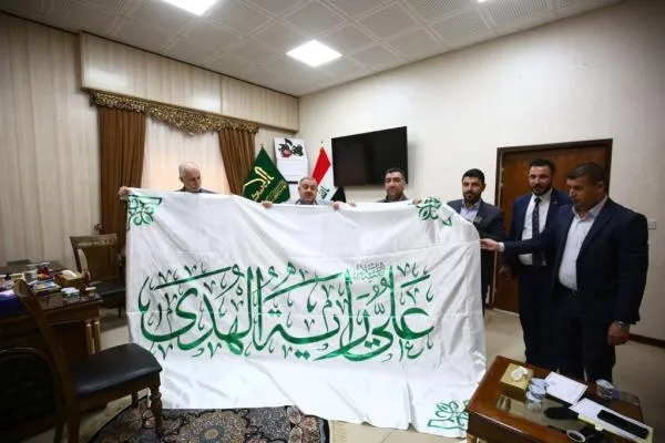Bendera «عَلیٌ رَایةُ الهُدی» telah dinaikkan di atas maqam Imam Ali (as) + Gambar