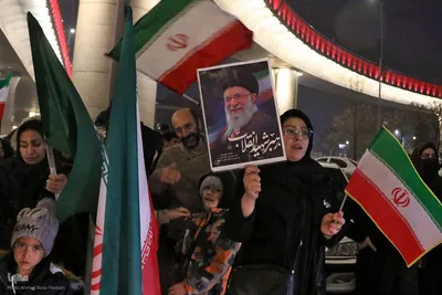 شیراز ایستاده در پای کار انقلاب اسلامی