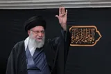 رهبر شهید انقلاب، مظهر شرف و ایمان هستند