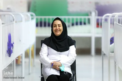 بچه‌ها لبخندهایش را دوست دارند به لبخندهایش لبخند می‌زنند.