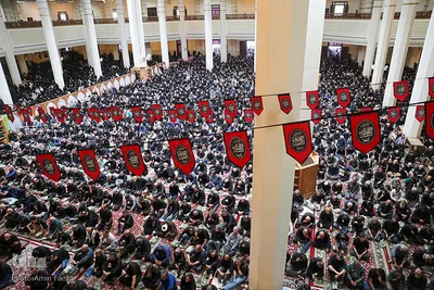 نماز ظهر عاشورا در شبستان امام خمینی(ره)‎ حرم شاهچراغ(ع)