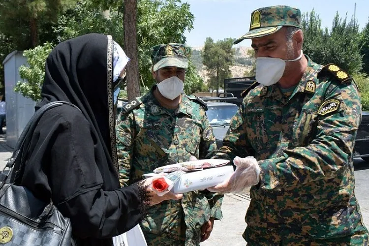 اهدای گل به بانوان محجبه شیرازی توسط یگان ویژه پليس