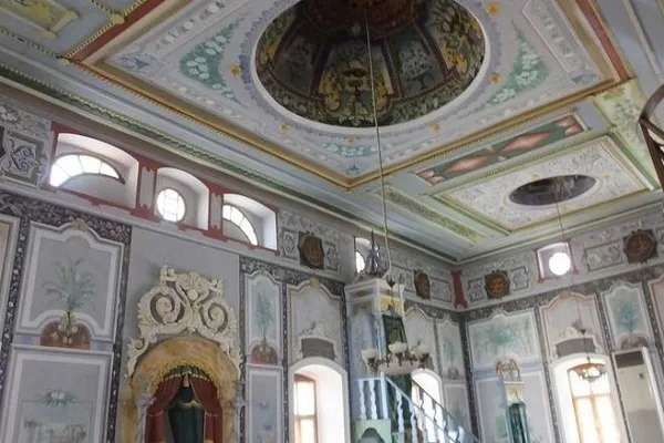 Tarihi cami süslemeleriyle dikkatleri çekiyor