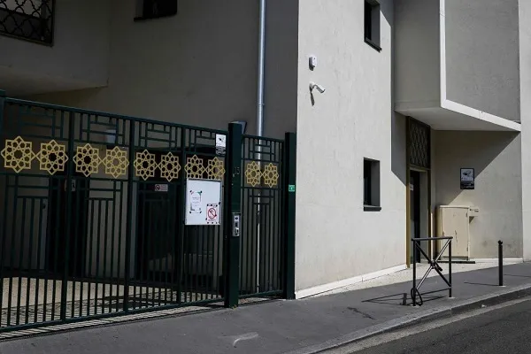 Juicio para el hombre que profanó el Corán frente a la mezquita de Lyon