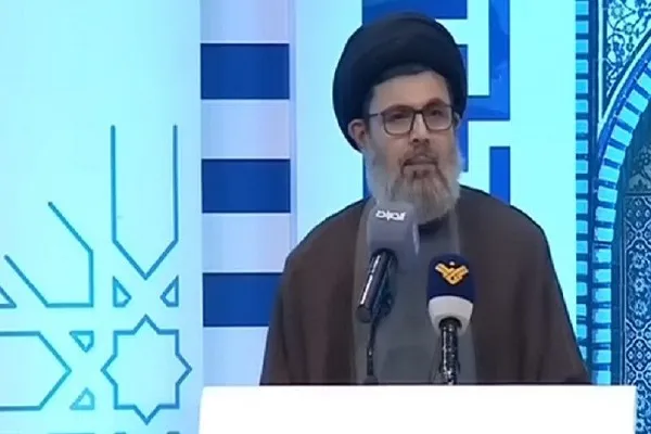 مسلمانان با تمسک به قرآن از زیر یوغ قدرت‌های استکباری خارج شوند