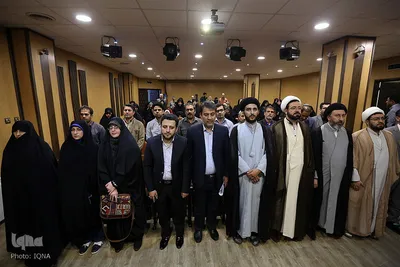 رونمایی از کتاب شعر منا منهای بسیاران