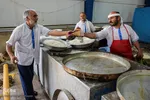 پخت غذا برای سیل‌زدگان خوزستانی توسط مواکب خمینی‌شهر