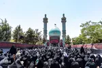 نماز ظهر عاشورا در آستان مقدس امامزادگان محمد (ع) و سکینه خاتون (س) کرج