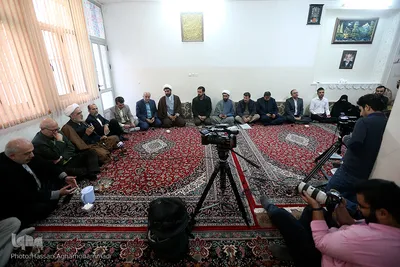 حضور جمعی از جامعه قرآنی در منزل مرحوم استاد عباس رنجبر، پیشکسوت قرآنی