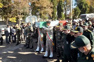 تشییع پیکر شهدای گمنام بر روی دستان مردم لرستان