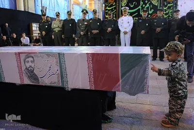 حضور رهبر معظم انقلاب در کنار پیکر شهید حججی