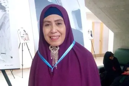 Hijaber Iran Menunjukkan Figur Islam